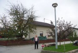 Jože Bregar kaže na svetilko iz leta 1988, zadnjo občinsko investicijo v Turopolju.