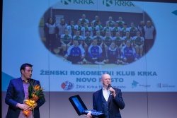 V imenu ŽRK Krka je priznanje za športni kolektiv leta prevzel Franci Bačar. (Foto: B. Pucelj)