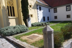 Na zelenici pred cerkvijo bo stal kip frančiškana z rastočo knjigo. Tu že imajo kip skladatelja p. Hugolina Sattnerja.