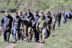Predsednik Borut Pahor in obrambni minister z vojaki na južni meji  (foto: Daniel Novakovič/STA)