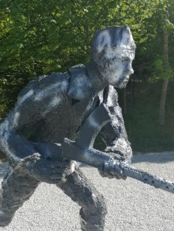 Kip partizana na Medvedjeku je nekdo prebarval z belo barvo v spreju. (Foto: Božo Jerčič)