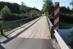 Most v Dolenjem Polju je že precej dotrajan, zato ga bodo prenovili. (Foto: R. N.)