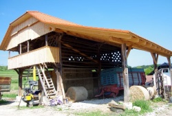Obnovljen Oberčev toplar je na kmetiji potreben kot streha za stroje, bale sena…
