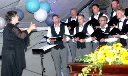 Moški pevski zbor Kapele z zborovodkinjo Mihaelo Komočar Gorše je z nastopom popestril predstavitev knjige. (Foto: M. L.)
