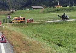 Prihod helikopterja na Radno in reševanje bolnika, ki so ga prepeljali v ljubljanski UKC. (Foto: Pavel Perc)
