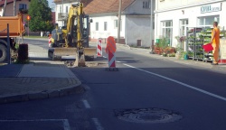Zamenjava kanalizacijskih jaškov sredi Šentjerneja. (Foto: L. M.)