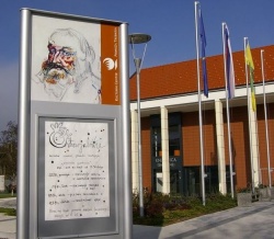 Trubarjeva podoba pred Kulturnim centrom Primoža Trubarja v Šentjerneju. (Foto: arhiv DL, L. M.)