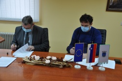 Pogodbo sta podpisala župan Srečko Ocvirk in direktor GPS Grad Štefan Sopko (foto: Občina Sevnica)