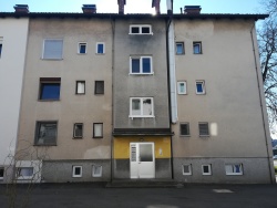 V stanovanju na Klemenčičevi ulici so novi lastniki med podiranjem peči naleteli na človeško lobanjo. (Foto: B. B.)