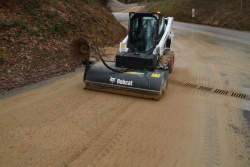 b našem obisku so z delovnim strojem ravno čistili blato s ceste. Lokalna cesta (zadaj) je že očiščena. (Foto: R. N.)