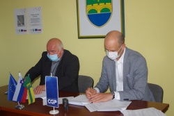 Izvajalsko pogodbo sta podpisala župan Jože Kapler in predsednik uprave CGP. d.d. Martina Gosenca.