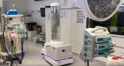   V novomeški bolnišnici so zdravili skoraj tisoč covidnih pacientov, zato  so ena od treh slovenskih bolnišnic, ki jim je Evropska komisija  podarila robota za dezinfekcijo prostorov, vrednega 60.000 evrov. (Foto: SB NM)