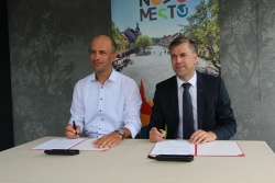 Novomeški župan Gregor Macedoni in predsednik uprave novomeškega CGP Martin Gosenca sta danes podpisala pogodbo za gradnjo brvi Irča vas. (Foto: M. Ž.)