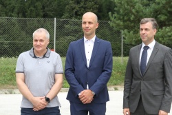 Predsednik Plavalne Zveze Slovenije Boro Štrumbelj, predsednik uprave CGP Martin Gosenca in župan MO Novo mesto Gregor Macedoni po podpisu pogodbe.