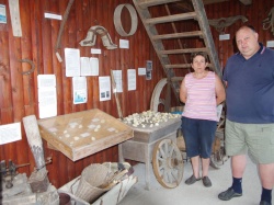 Medeja in Ivan sta ponosna, da njihov muzejček šteje že preko 400 starih kmečkih pripomočkov. Na levi strani pa so na ogled tudi okamenene kamenjške školjke.