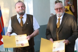Antonu Koželju in Vladu Pušniku je predsednik Čebelarske zveze Slovenija Boštjan Noč podelil nagrado Petra Pavla Glavarja za življenjsko delo.