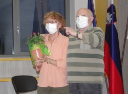 Frane Umek se je z vrtnicami zahvalil ženi Majdi, saj mu že 50 let lepša življenje.