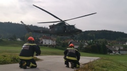Gasilci PGD Sevnica so na Radni dopoldne zavarovali kraj pristanka helikopterja ter nudili pomoč pri prenosu obolele osebe. (foto: PGD Sevnica)