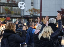 Protesti zoper protikoronske ukrepe tokrat po več krajih, tudi v Novem mestu in Kočevju