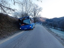 FOTO: Nesreča šolskega avtobusa: ''Otroke smo reševali skozi loputo''