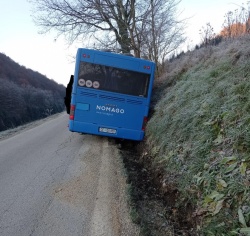 FOTO: Nesreča šolskega avtobusa: ''Otroke smo reševali skozi loputo''