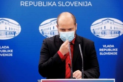 Na deset tisoče okuženih Slovencev se lahko brez kazni giblje okrog. Kdo ni opravil svoje naloge in kako bodo ukrepali na NIJZ? (minister Janez Poklukar, foto: STA)