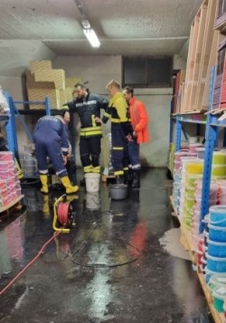 V petek so zalite kleti čistili tudi gradaški gasilci. (Foto: PGD Gradac)