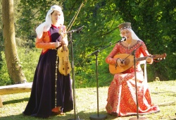 Za čudovito vzdušje v grajskem okolju sta s srednjeveško glasbo poskrbeli Bojana Čibej in Mirjam Šolar iz Zavoda Svitar.