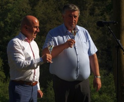 Šmarješki župan Marjan Hribar in Andraž Rumpret s Kmetije Karlovček sta s penino nazdravila nadajnjemu dobremu sodelovanju.