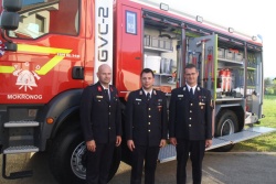 Mokronoški gasilci so ponosni na novo gasilsko vozilo. Z leve proti desni: šofer novega vozila Matjaž Perc, poveljnik PGD Mokronog Matjaž Lovše in namestnik predsednika Andrej Jevnikar.