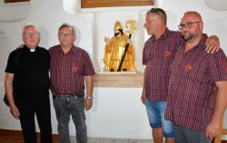 Na slavnostni akademiji, na sliki (od leve proti desni): šentjernejski župnik g. Anton Trpin, dva bivša predsednika društva, Darko Bambič in Jure Krštinc, ter aktualni predsednik Rok Zupančič.