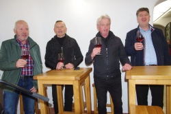 Veseli vinogradniki so tudi zapeli, na desni župan Jože Simončič.