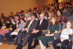 Med številčno publiko v prvi vrsti: župan Jože Simončič, ravnatelj Aljoša Šip in ena od urednic zbornika Kaja Cvelbar