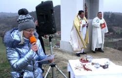 Na slovesnosti, ki jo je povezovala Ivica Sotelšek, je župnik Gregor Majcen (levi) v spremstvu župnika Vlada Leskovarja blagoslovil kužno znamenje.