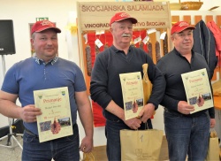 Najboljši trije salamarji:  zmagovalec Jože Peterlin (v sredini), 2. Marjan Ponikvar (na desni) in 3. Matjaž Peterin (na levi)