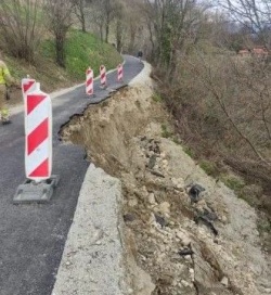 Plaz spodjeda cesto na Sremiču. (Fotografije: PGE Krško)