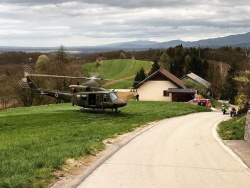 Po ponesrečenca na motokros stezi je prišel helikopter. (Foto: PGD Otočec)