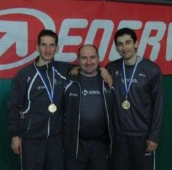 Gregor Kokalovič (desno) in Martin Gradišek v objemu svojega trenerja Andreja Jerička. (Foto: AK Krka)