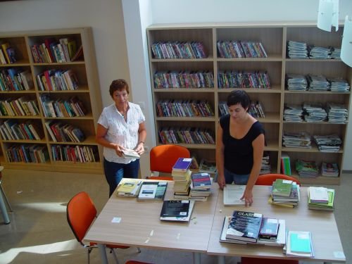 Slavka Kristan in Sabina Jordan med delom pri selitvi knjig. (Foto: L. M.)