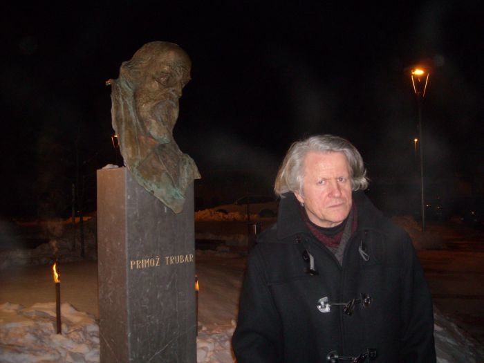 Avtor Trubarjevega kipa Mirsad Begić pred svojo stvaritvijo v Šentjerneju.