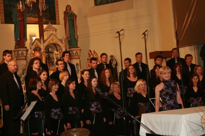 Mešani pevski zbor Primož Trubar z zborovodkinjo Marjeto Sojar med koncertom v boštanjski cerkvi.