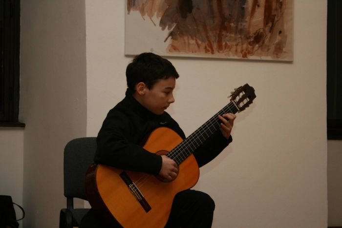 Mladi kitarist sevniške glasbene šole.