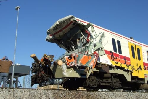 Trčila vlak in tovornjak s hlodovino, 8 poškodovanih