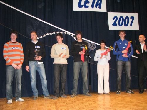 Fantovski del badmintonske ekipe z Mirne, mama Maje Vtič (Maja je bila zaradi obveznosti odsotna) in Sebastjan Skube s predsednikom Športne zveze Boštjanom Kolencem.