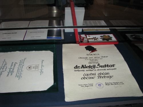 Na razstavi je veliko dokumentov, ki kažejo na to, da je bil Šuštar vse življenje povazan z rodnimi kraji.