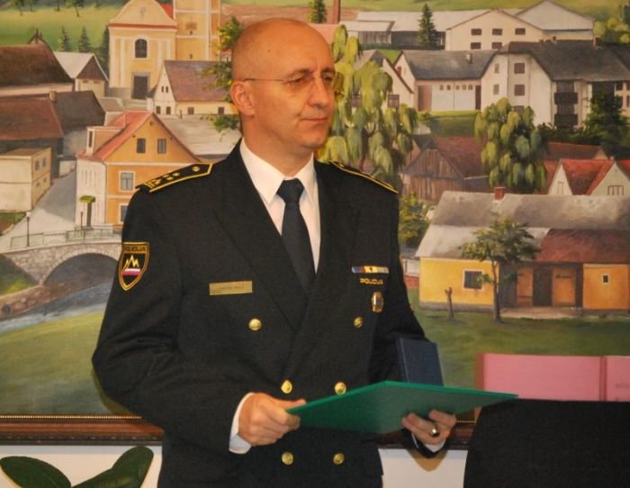 Anton Olaj je prejšnji teden v imenu PU Novo mesto prejel bronasti znak CZ. (Foto: arhiv DL, A. M.) 