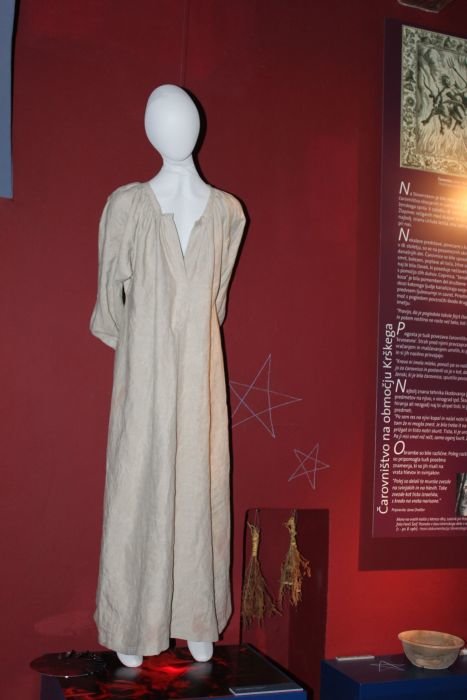 Takšne obleke naj bi v 18. stoletju nosile "čarovnice". Repliko obleke, ki je razstavljena v Mestnem muzeju Krško, je izdelala Brestaničanka Irena Ina Čebular.