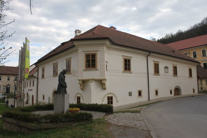 Mestni muzej Krško domuje v tako imenovani Valvasorjevi hiši v starem mestnem jedru Krškega.