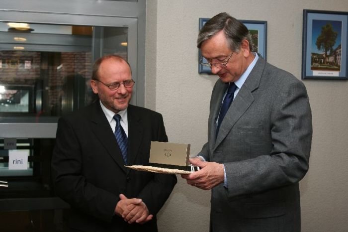 Topliški župan Jože Muhič je predsedniku države dr. Danilu Türku izročil tudi drobno darilo. (Foto: M. Ž.)