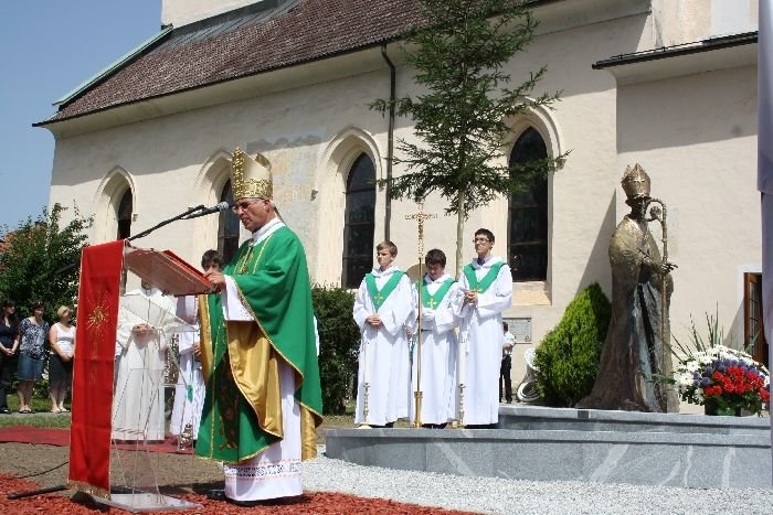 Spomenik je blagoslovil novomeški škof mons. Andrej Glavan.